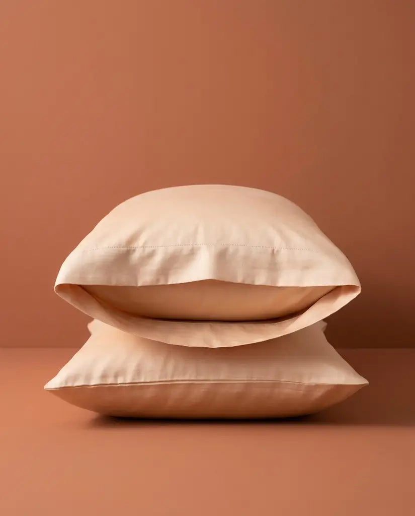 Taies d'oreiller satin de coton Dune – taies empilées