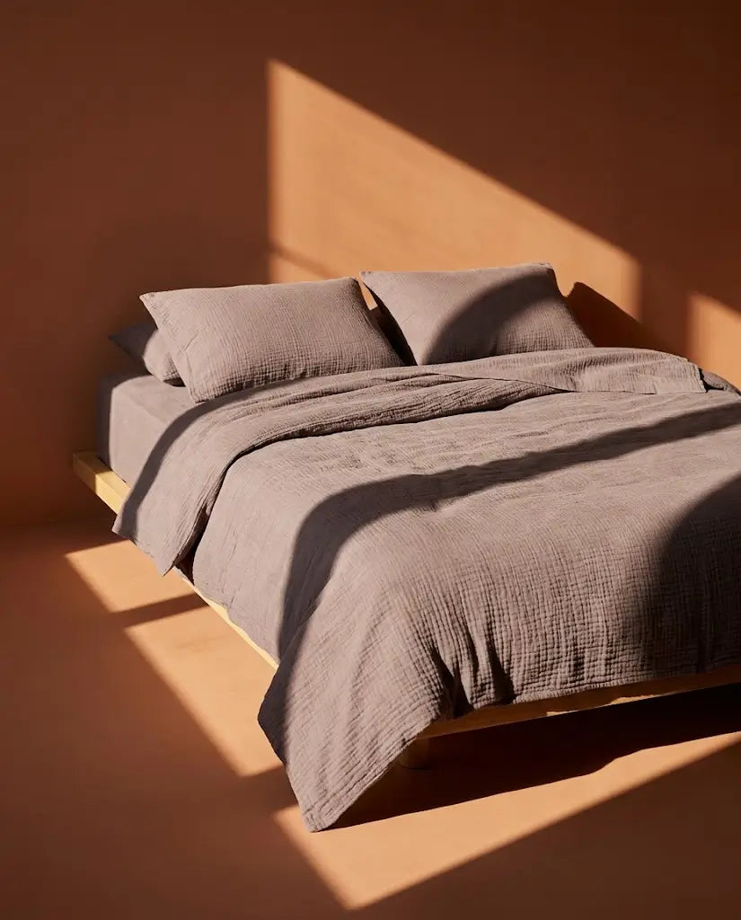 Housse de couette gaze de coton Myrtille - Ombre dure sur le lit