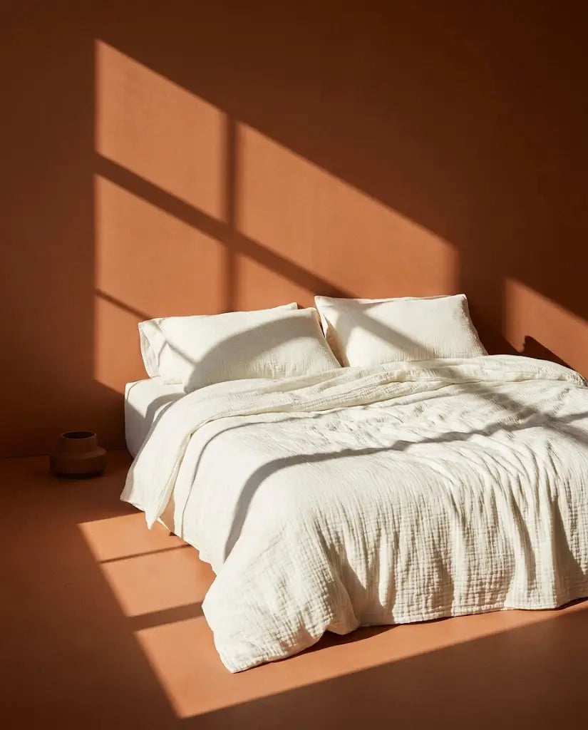 Housse de couette gaze de coton Neige - Ombre dure sur le lit