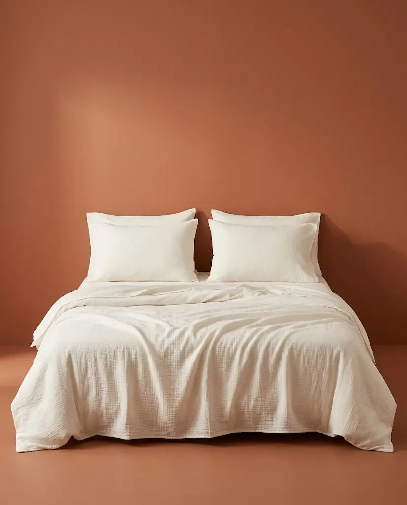 Taies d'oreiller gaze de coton Neige – sur le lit