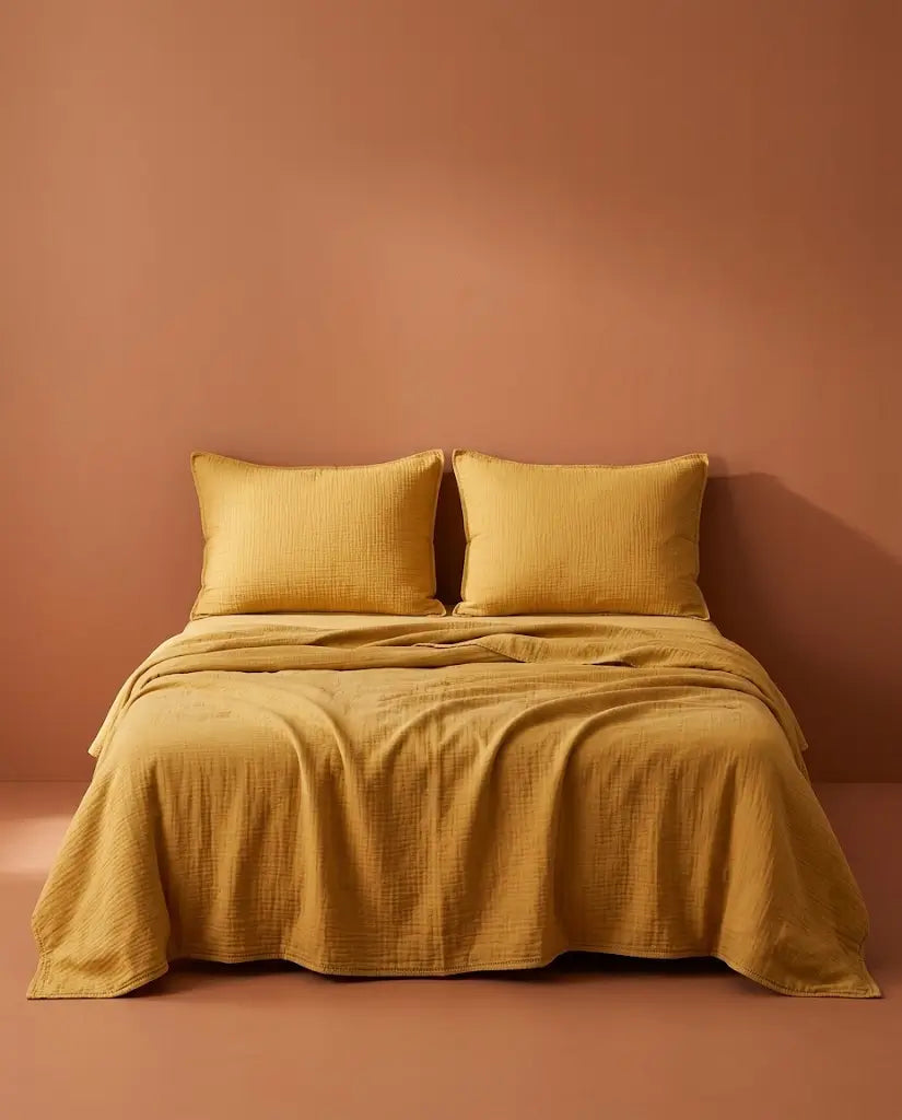 Taies d'oreiller gaze de coton Moutarde – sur le lit
