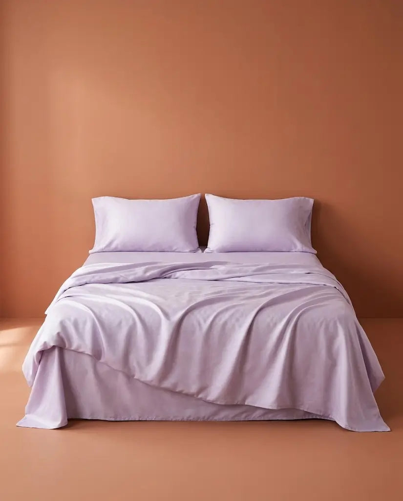 Taies d'oreiller satin de coton Lavande – sur le lit