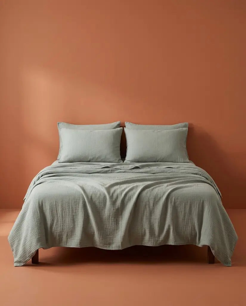 Taies d'oreiller gaze de coton Argile – sur le lit